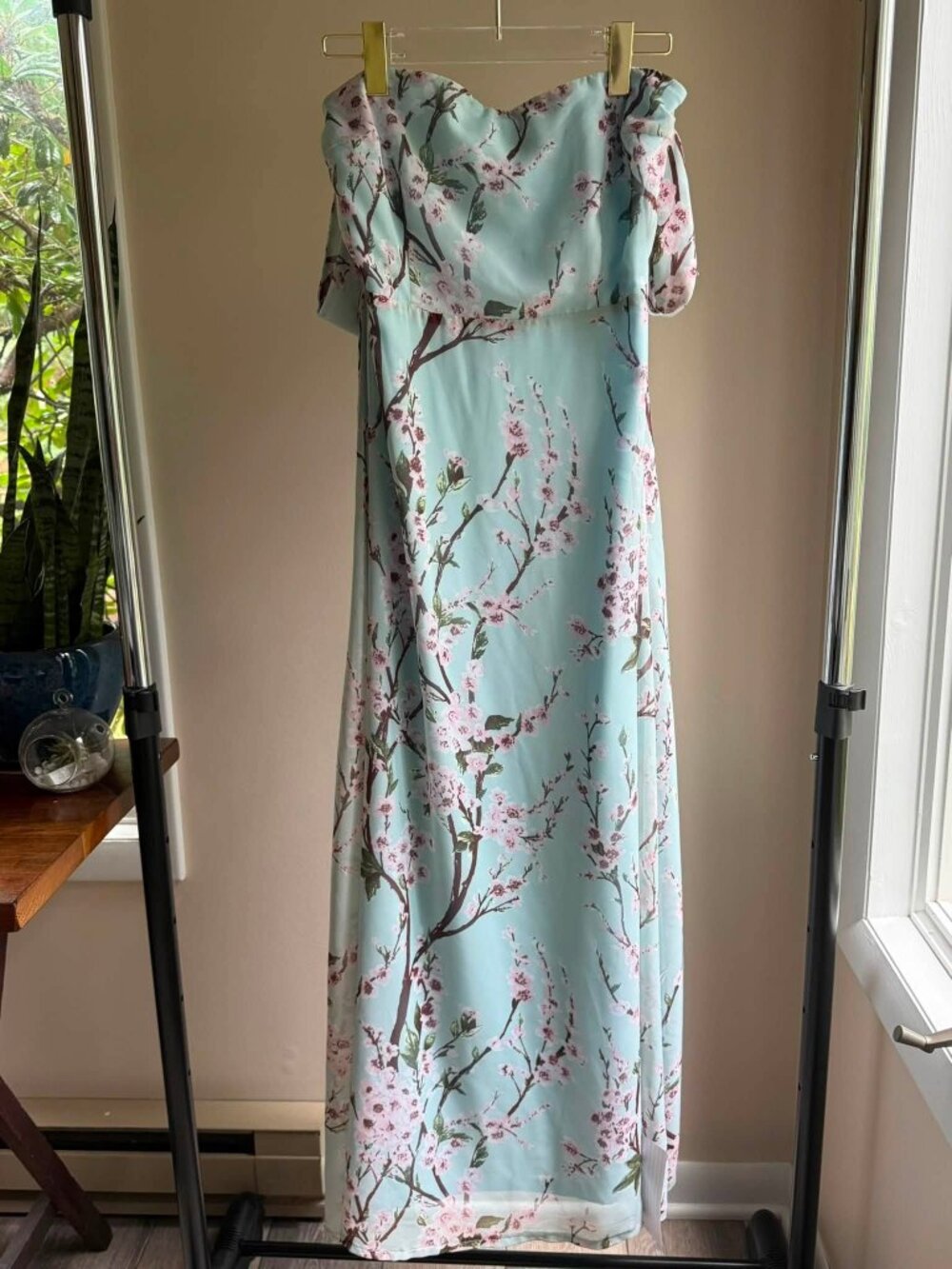 Boohoo light blue floral maxi with drop shoulder sleeves. Size 10